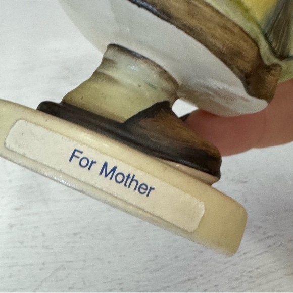 Goebel Girl Holding Flowers "For Mother" Figure #257 Collectible 1963 - Picture 11 of 13